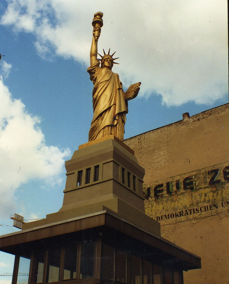 Illustration for article titled Bizarre Replicas of the Statue of Liberty and the Eiffel Tower